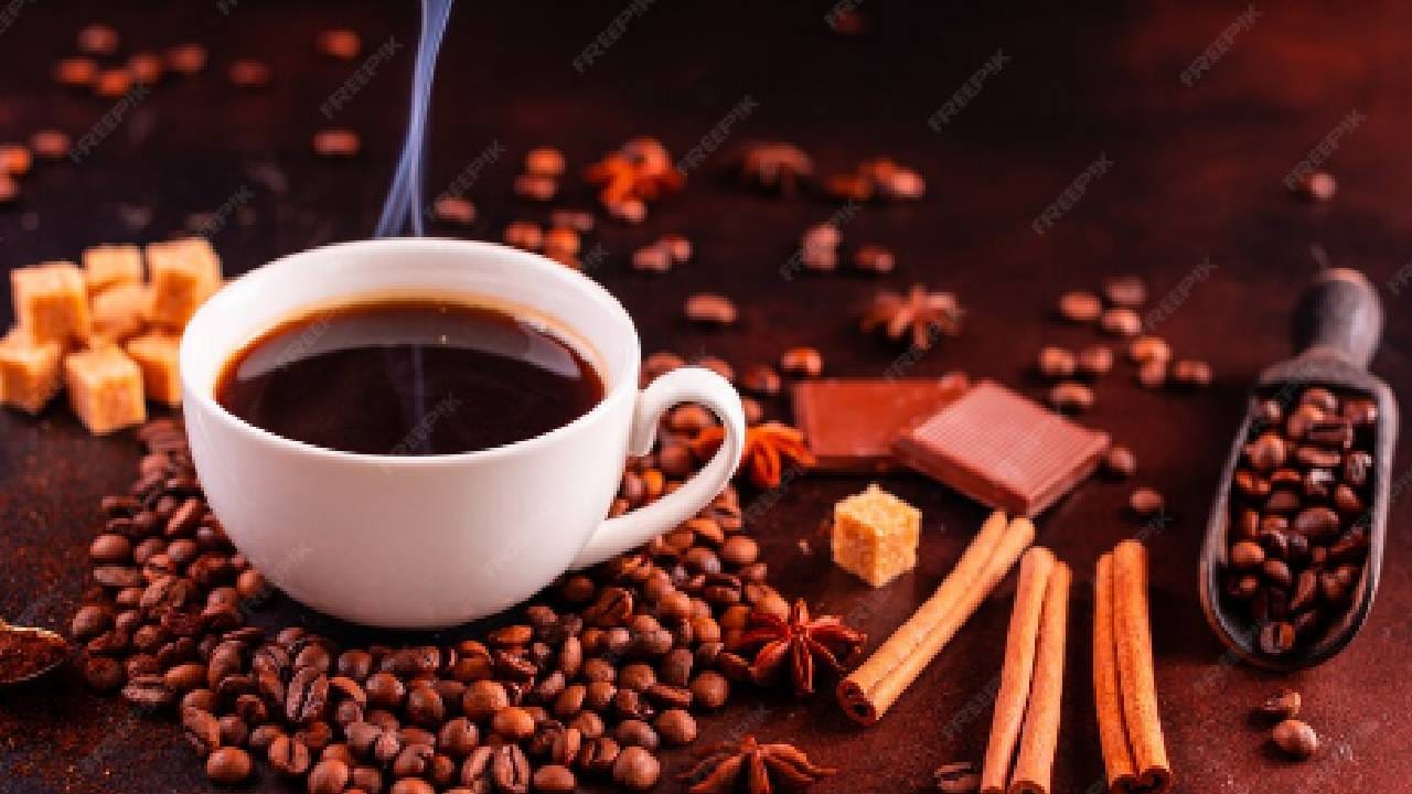 तसेच कॉफी किंवा इतर कॅफिनयुक्त पेयं ही देखील रक्तदाब तात्काळ वाढवू शकतात. परंतु जास्त किंवा उशिरा कॅफिनचे सेवन केल्याने झोपेमध्ये व्यत्यय येतो, ज्यामुळे ताण वाढतो आणि रक्तदाब नियंत्रणात रहात नाही.  कॅफिनवर सतत अवलंबून राहिल्याने उच्च रक्तदाबाचा धोका वाढू शकतो.