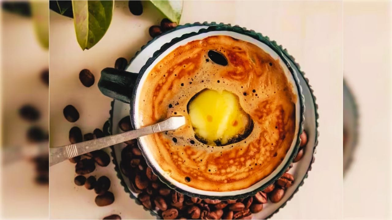 हिवाळ्यात शरीराला आतून उबारा आणि सतत ऊर्जा मिळणे अत्यंत गरजेचे असते. डिजिटल युगातील एक लोकप्रिय आरोग्य ट्रेंड म्हणजे तूप मिक्स कॉफी. जर तुम्ही सकाळी नियमित कॉफी घेत असाल, तर त्यात एक चमचा देशी तूप टाका – हे एक शक्तिशाली एनर्जी ड्रिंक बनते, जे तुम्हाला संपूर्ण दिवस उत्साही आणि सक्रिय ठेवते.