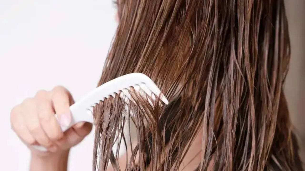 केस विंचरताना जे केस तुटतात, त्यांची विल्हेवाट लावताना काळजी घेणे गरजेचे आहे. तुटलेले केस रस्त्यावर किंवा कोणाच्याही हाती लागतील अशा ठिकाणी टाकू नयेत. काही लोक याचा वापर नकारात्मक कामांसाठी किंवा जादूटोण्यासाठी करू शकतात. म्हणून तुटलेले केस एकत्र करून सुरक्षित ठिकाणी टाकून द्यावेत.