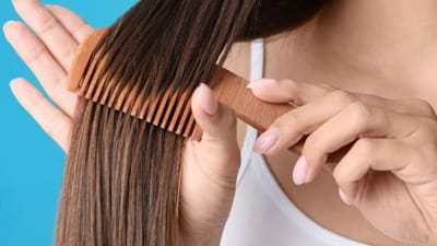 केस हे स्त्रीच्या सौंदर्याचा दागिना आहेत, पण ते विखुरलेले असणे शास्त्रात चांगले मानले जात नाही. प्राचीन मान्यतेनुसार, केवळ दुःखाच्या प्रसंगी केस मोकळे सोडले जातात. त्यामुळे आनंदी जीवनासाठी आणि घराच्या भरभराटीसाठी महिलांनी केस बांधून ठेवावेत.