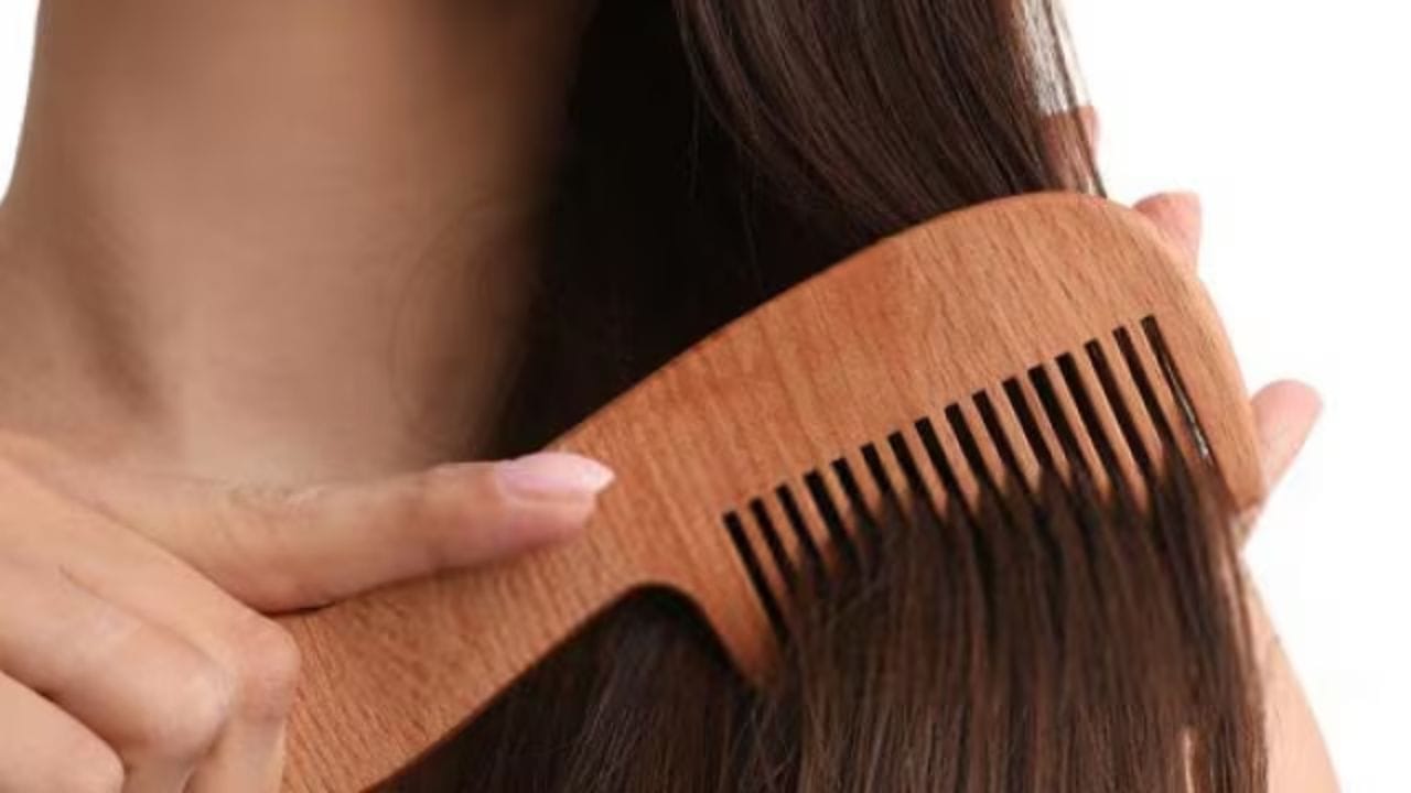 जर केस विंचरताना कंगवा वारंवार हातातून पडत असेल, तर ते भविष्यात येणाऱ्या संकटाचे किंवा वाईट बातमीचे संकेत मानले जातात. अशा वेळी सावध राहणे गरजेचे आहे. हे नियम पाळण्यामागे मुख्य उद्देश हाच आहे की आपल्या घरातील सकारात्मक ऊर्जा टिकून राहावी आणि महिलांचे आरोग्य व मानसिक शांती चांगली राहावी.