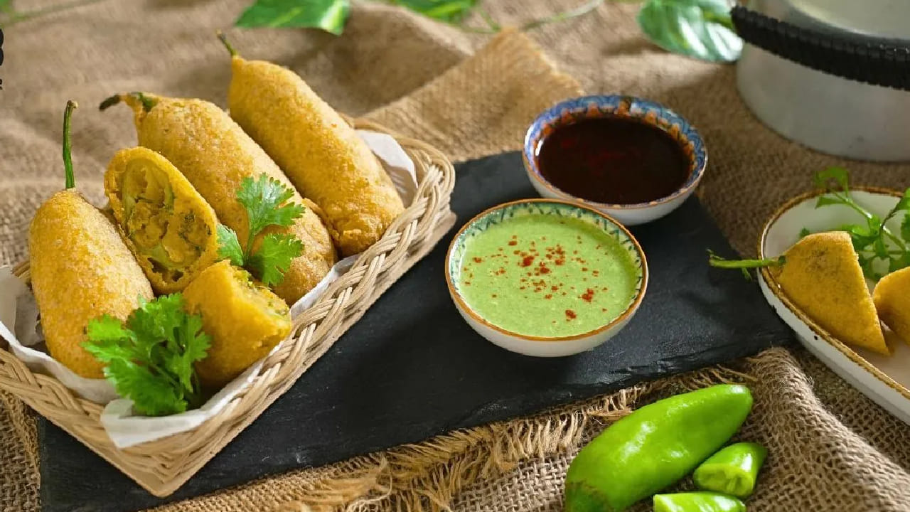 मिरची वडे मध्यम आचेवर सोनेरी आणि खुसखुशीत होईपर्यंत तळावेत. चांगले तळून झाल्यावर ते काढून टिश्यू पेपरवर ठेवावेत. जेणेकरून अतिरिक्त तेल निघून जाईल. त्यानंतर क्रिस्पी मिरची वडे हिरवी चटणी किंवा टोमॅटो सॉससोबत खाल्ल्यास त्यांची चव आणखी खुलून येते. 