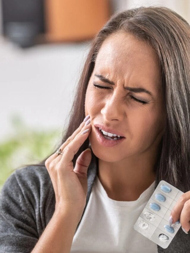 रात्री अचानक दात दुखायला लागल्यावर काय करावे?