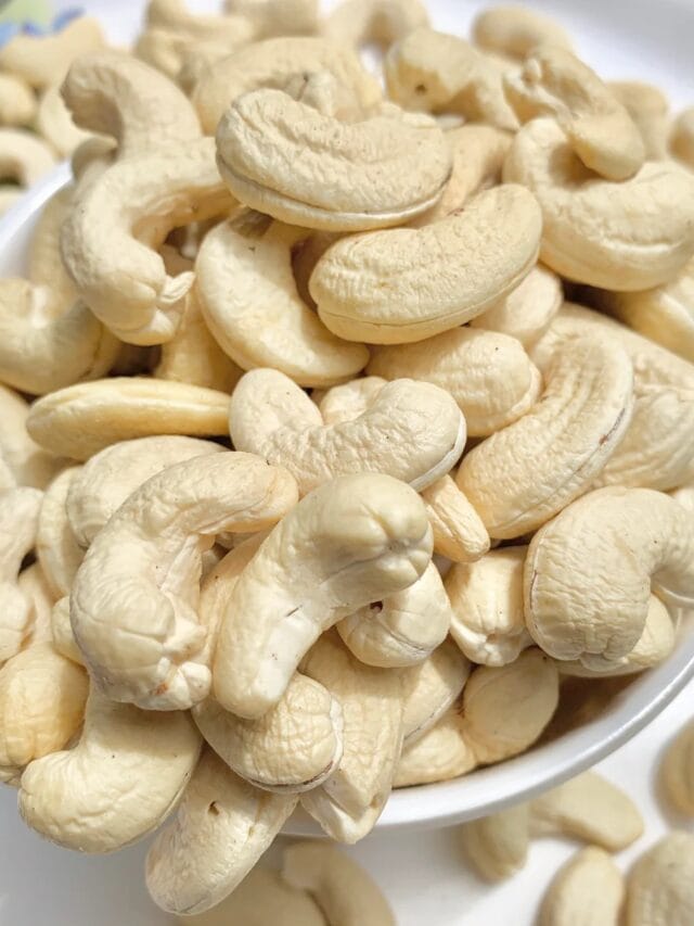 आयुर्वेदात कफबद्दल काय सांगितलंय, काजूमुळे होतात कफ?