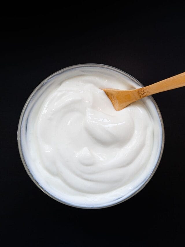 थंडीत कोणत्या प्रकृतीच्या लोकांनी दही खाऊ नये ?