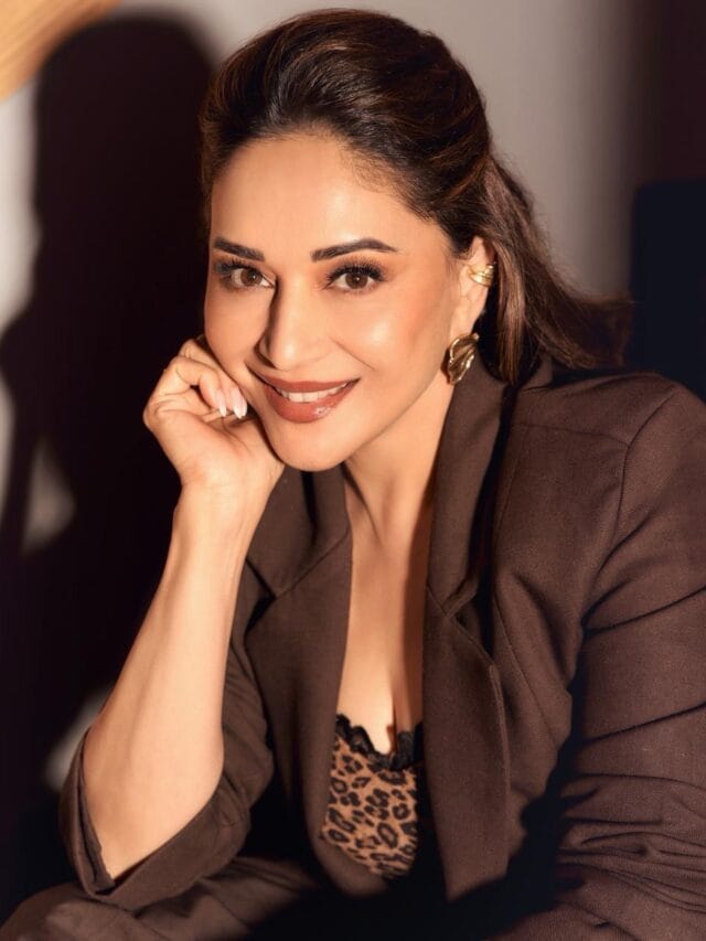 क्लासी लूकमध्ये फोटो पोस्ट करत माधुरी दीक्षित म्हणते...