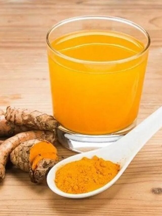 सतत 'या' समस्यांचा करताय सामना, हळदीचं पाणी आहे रामबाण उपाय