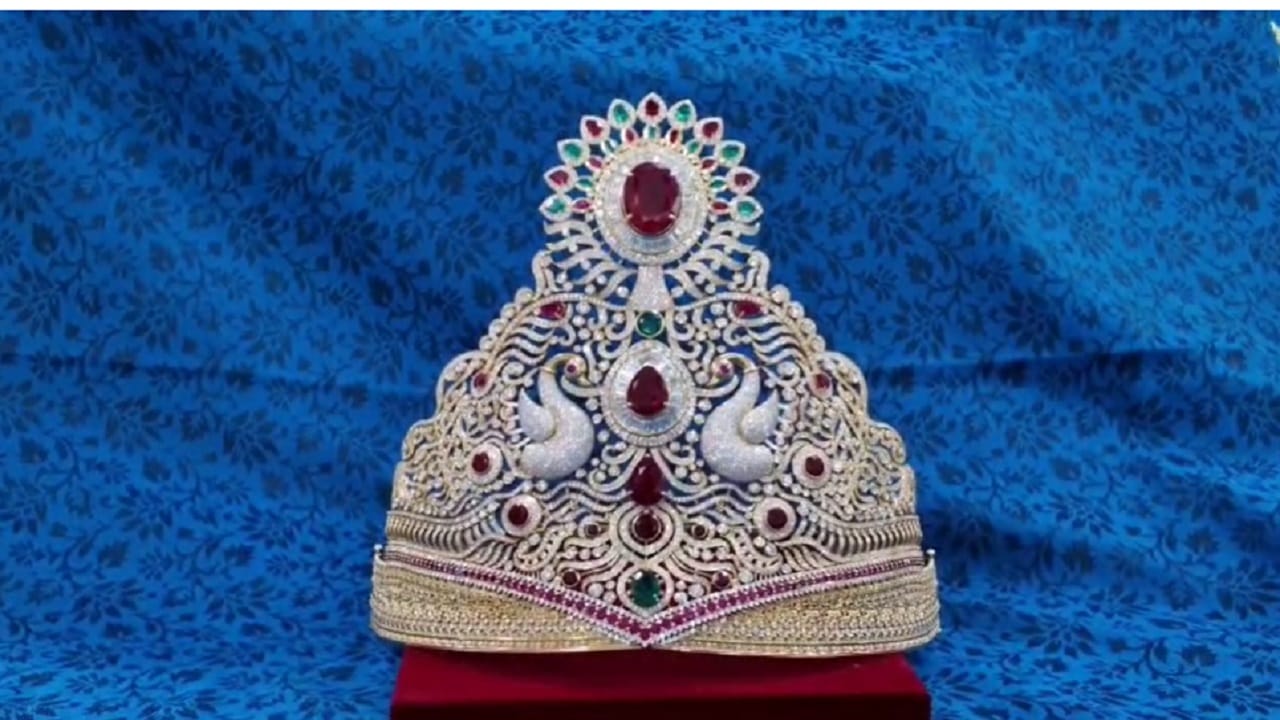 नववर्षाच्या पहिल्याच दिवशी साईबाबांना हिरेजडीत सुवर्ण मुकुट अर्पण करण्यात आलं. सांगायचं झालं तर, दरवर्षी भक्त मोठ्या प्रमाणात दान करत असतात... आता देखील हिरेजडीत सुवर्ण मुकुट अर्पण करण्यात आलं आहे. 