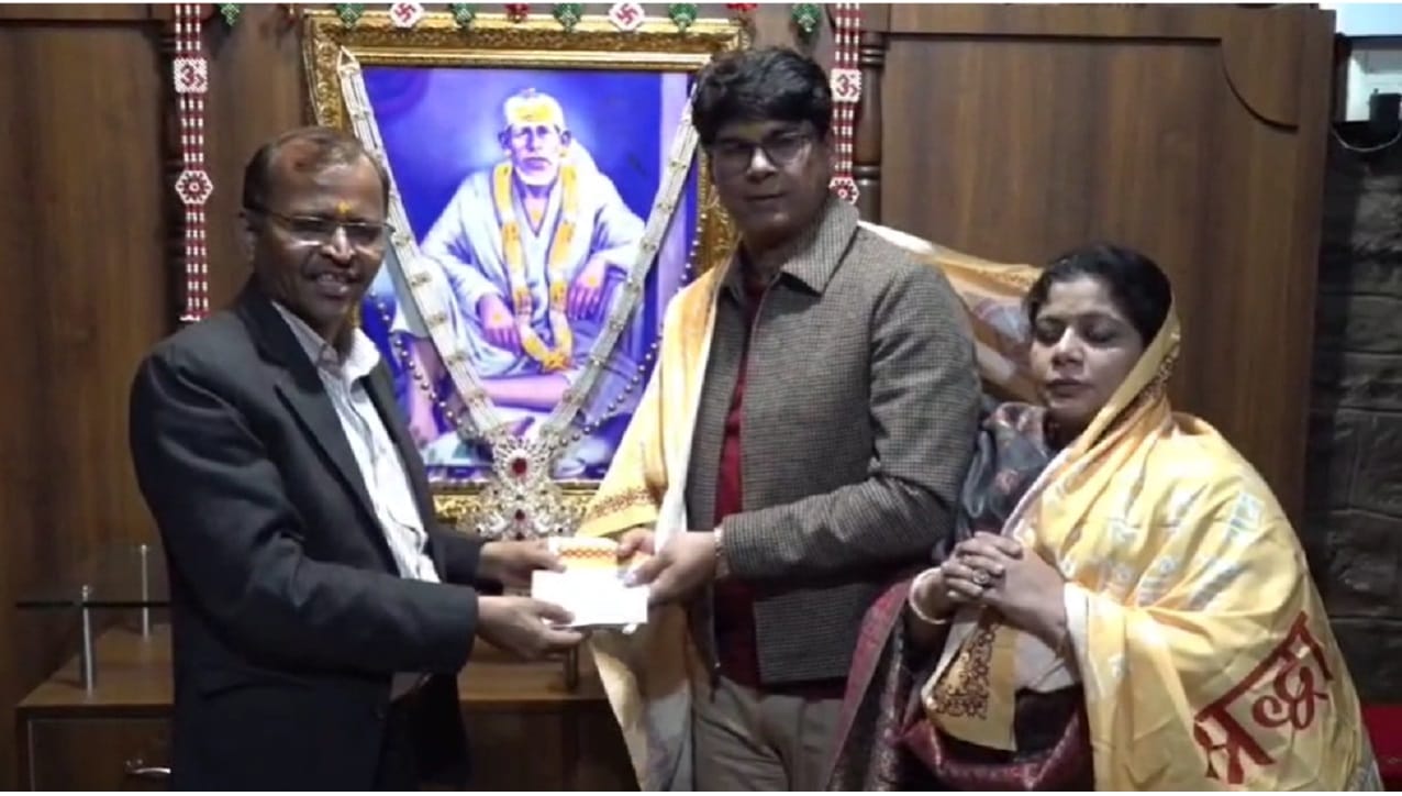 हरियाणाच्या फरीदाबाद येथील साईभक्त प्रदीप मोहंती यांच्याकडून साई चरणी सुवर्ण मुकूट अर्पण करण्यात आला आहे. मुकुटात 585 ग्रॅम शुद्ध सोने आणि सुमारे 153 कॅरेटचे मौल्यवान हिरे जडलेले आहेत. 