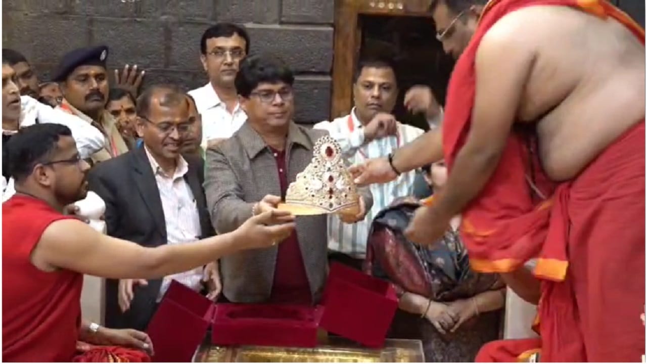 साई संस्थानकडून दानशूर साईभक्ताचा यावेळी सत्कार देखील करण्यात आला. प्रदीप मोहंती यांनी अर्पण करण्यात आलेल्या मुकुटाचा फोटो सध्या सर्वत्र व्हायरल होत आहे. 