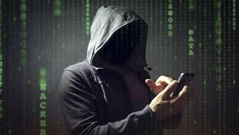 तसेच तुमच्या फोनमध्ये खोटी कागदपत्रे, हँकिंग टुल्स सापडल्यास कोणत्याही तक्रारीविना तुमच्यावर कारवाई केली जाऊ शकते. त्यामुळेच कोणताही कन्टेंट डाऊनलोड करण्याआधी, सेव्ह करण्याआधी हजार वेळा विचार करायला हवा. तुम्ही केलेल्या एका क्लिकमुळे तुम्ही थेट आरोपी होऊशकता.