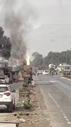 टेम्पोमध्ये एकाचवेळी सात ते आठ सिलेंडरचे स्फोट.