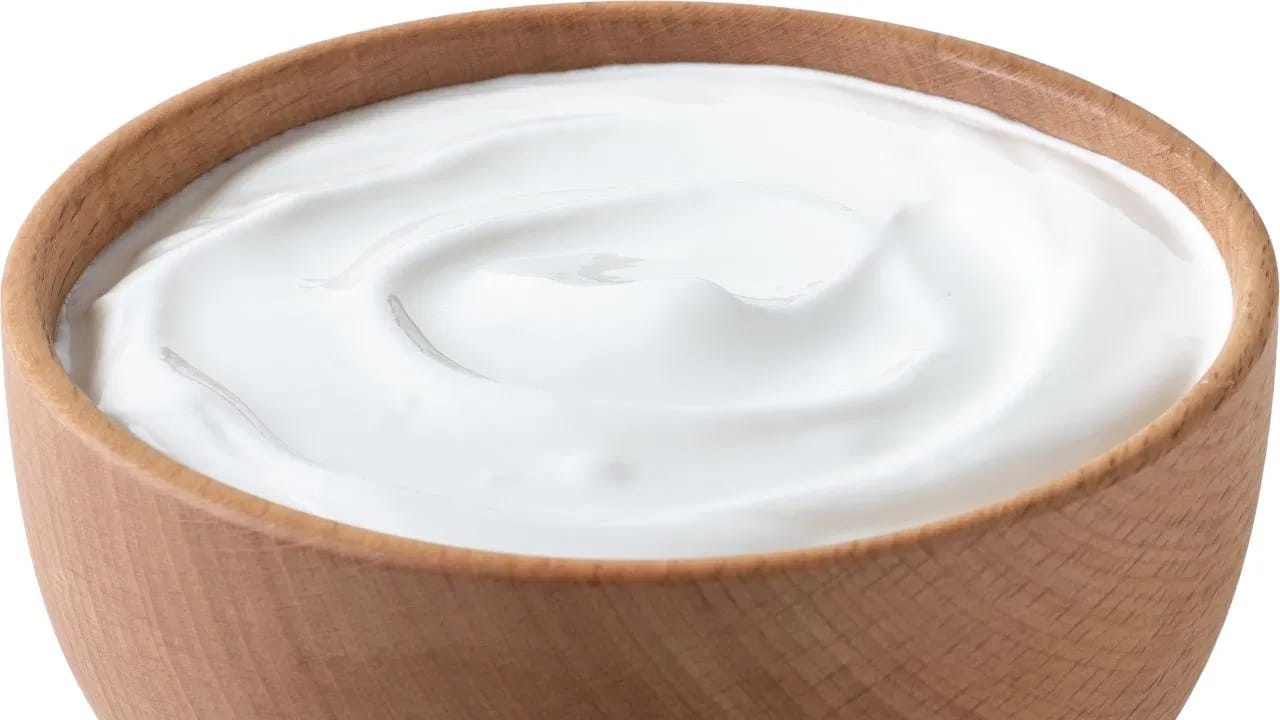 डॉ. सुभाष गिरी स्पष्ट करतात की हिवाळ्यात दही थंडावा देते. ज्या लोकांना वारंवार सर्दी, खोकला किंवा फ्लूचा त्रास होतो त्यांना दह्यामुळे आणखी वाईट लक्षणे जाणवू शकतात.