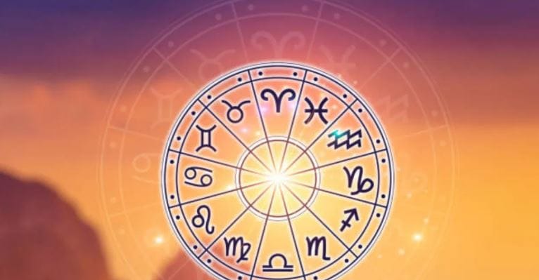 मकर राशीच्या लोकांसाठी 5 जानेवारी हा दिवस विशेष असेल. कारण या दिवशी तुम्ही खुलेपणाने विचार करायला लागाल. एखादा खूप वर्षांपासूनचे प्रकरण असेल तर त्यावर तोडगा निघू शकतो. कामावर लक्ष केंद्रीत करणे गरजेचे आहे. भावनांना आवर घालणेही गजेचे आहे. विश्वासू लोकांनाच तुमच्या मनातील गोष्टी सांगा. पैसे खर्च करताना विचार करा. तुमच्या आरोग्यात सुधारणा होण्याची शक्यता आहे. 