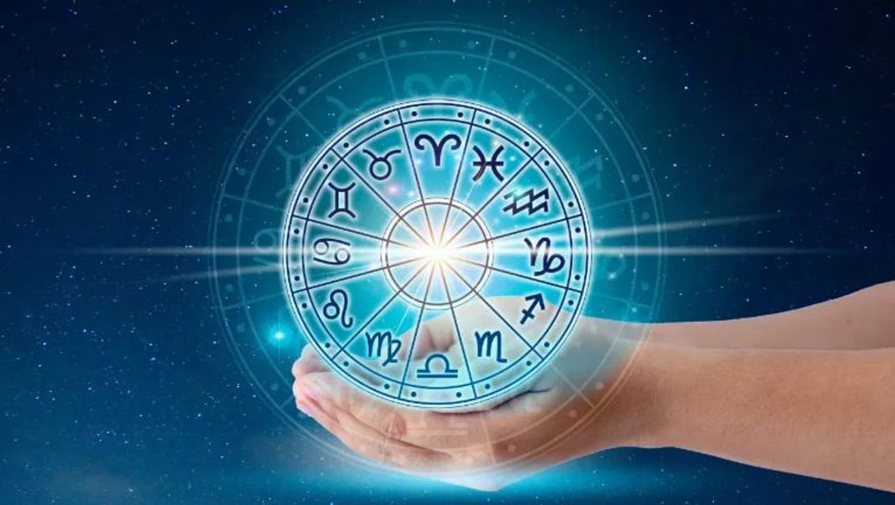 जानेवारी महिना हा एकदम खास आहे. कारण या महिन्यात तब्बल चार ग्रह आपली चाल बदलणार आहेत. चार ग्रहांच्या गोचरमुळे तीन राशींचे नशीबच बदलून जाणार आहे. येत्या 13 जानेवारी रोजी शुक्र देवाचे गोचर मकर राशीमध्ये होईल. 