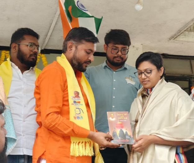 मिळालेल्या माहितीनुसार माधवी जाधव या माधवी जाधव या शासकीय नोकरी करतात. त्या वनखात्यात वनरक्षक या पदावर आहेत. माधवी जाधव यांच्यासोबत दर्शना सौपुरे यादेखील होत्या. त्यांनी बाबासाहेबांच्या नावाने घोषणा दिल्या आहेत.