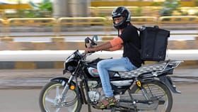 महिलेनं मध्यरात्री मागवली अशी वस्तू, ऑर्डर पहाताच डिलिव्हरी बॉय हादरला.