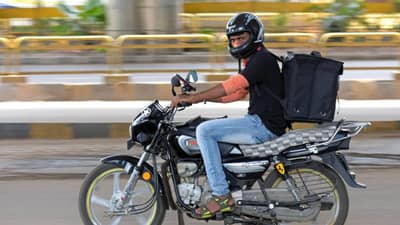 महिलेनं मध्यरात्री ऑनलाईन मागवली अशी वस्तू, ऑर्डर पहाताच डिलिव्हरी बॉयच्या पायाखालची जमीनच सरकली, धक्कादायक घटना