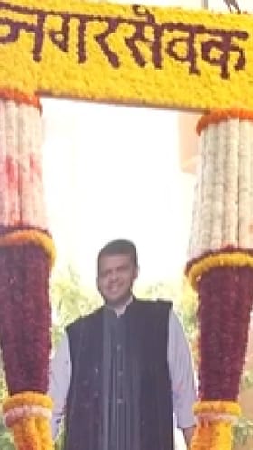 मुंबईत मुख्यमंत्री देवेंद्र फडणवीसांच्या बॅनरला दुग्धाभिषेक.