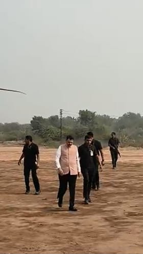 मुख्यमंत्री देवेंद्र फडणवीस यांच्या हस्ते भाजपच्या प्रचाराचा शंखनाद, देवी महाकालीचे घेतले दर्शन