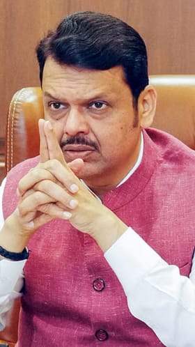 हम किसी के बाप से डरते नहीं! फडणवीसांकडून अजितदादांच्या टीकेचा समाचार.