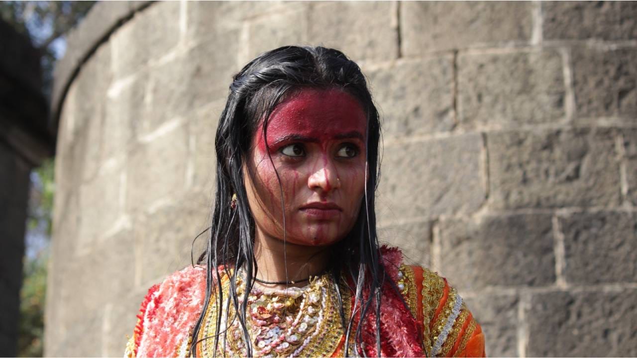 झी मराठी वाहिनीवरील 'देवमाणूस-मधला अध्याय' ही मालिका आता एका अत्यंत थरारक वळणावर पोहोचली असून, आजवर कधीही न घडलेली एक मोठी घटना प्रेक्षकांना पाहायला मिळणार आहे. 
