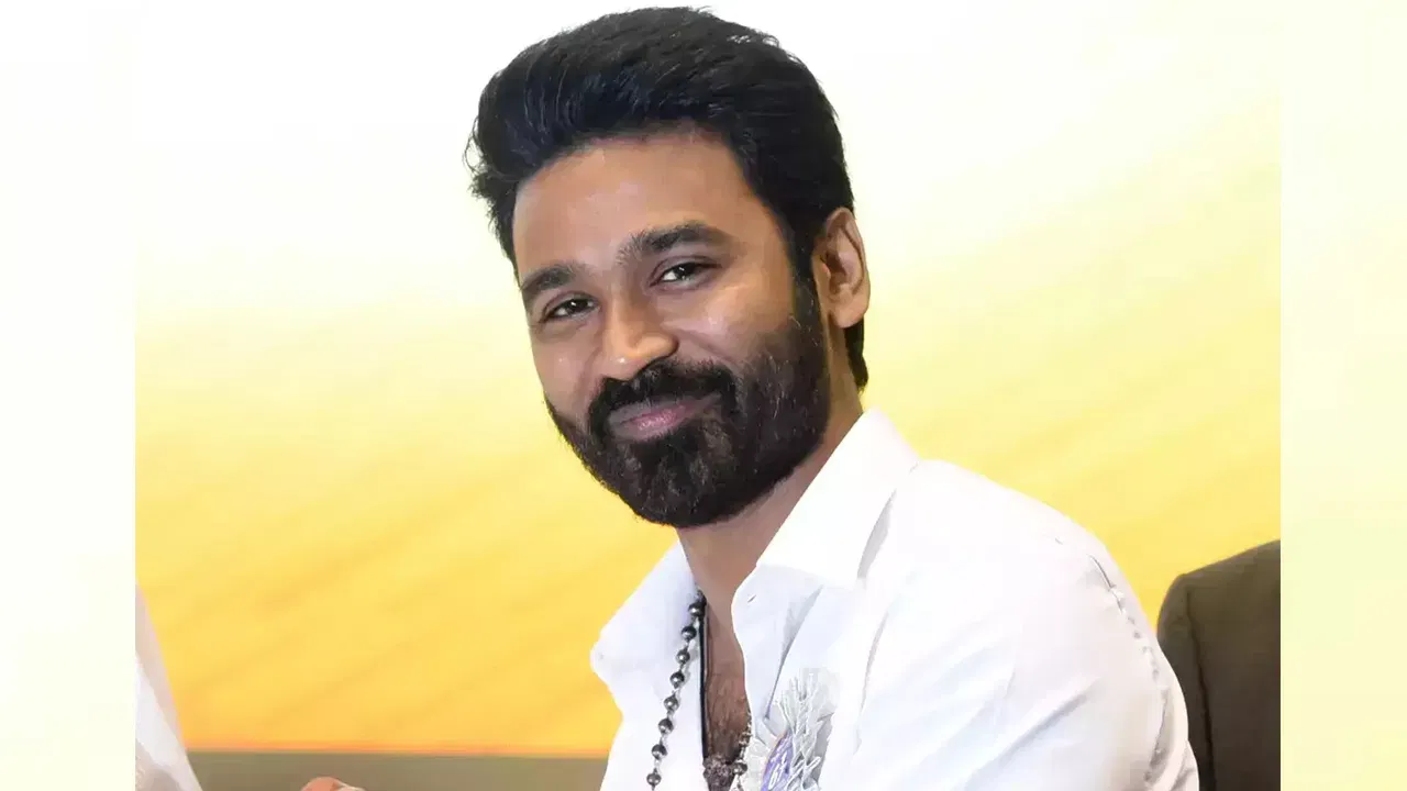 धनुषच्या अफेअरविषयी गेल्या काही दिवसांपासून चर्चा सुरु होत्या. पण ही अभिनेत्री कोण आहे असा प्रश्न अनेकांना पडला आहे. ही अभिनेत्री दुसरी तिसरी कोणी नसून मराठमोळी मृणाल ठाकूर आहे. गेल्या वर्षी ऑगस्टमध्ये 'सन ऑफ सरदार 2' च्या प्रीमियरचा एक व्हिडिओ इंटरनेटवर व्हायरल झाल्यानंतर, मृणाल ठाकूर आणि धनुष यांच्यातील नात्याच्या चर्चा रंगल्या होत्या.