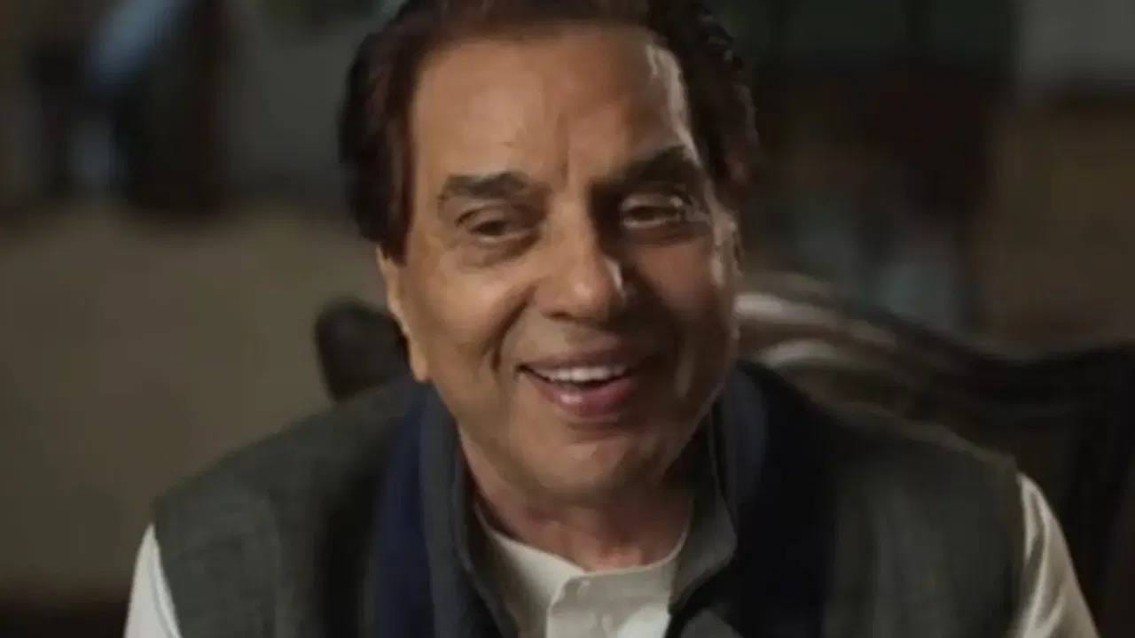 रिपोर्ट्सनुसार या फिल्म साठी धर्मेंद्र यांना मेकर्सकडून 20 लाख रुपये मिळाले होते. त्यांनी इंडियन आर्मीचे सेकेंड लेफ्टिनेंट अरुण खेत्रपालचे वडिल ब्रिगेडियर एमएल खेत्रपाल यांचा रोल साकारला आहे. 