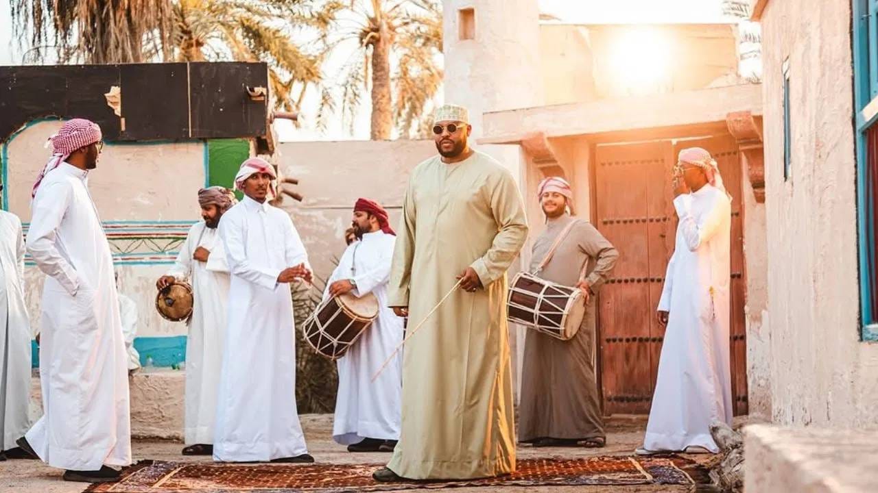 खरंतर चित्रपटात अक्षय खन्नावर जे गाणं शूट झालं, ते Fa9la गाणं बहरीन गायक -प्रोड्युसर फ्लिपेराची याने गायलं होतं. त्याचं खरं नाव हुसाम असीम आहे. Fa9la ला जो रिस्पॉन्स मिळाला, त्याने तो खूप आनंदी आहे. आणि हे गाणं "धुरंधर 2" मध्ये परत वाजू शकतं. याबद्दल काय अपडेट्स आलेत ते जाणून घेऊया.