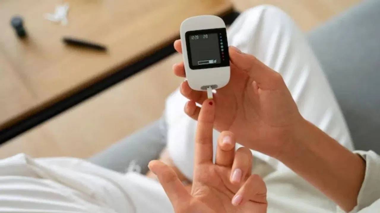  देशातच नव्हे तर जगात मधुमेहाची समस्या दिवसेंदिवस वाढत आहे. ही एक गंभीर समस्या बनले आहे. लाखोच्या घरात आज मधुमेहाचे रूग्ण आहेत. मधुमेहाचे निदान झाले तर लगेचच बरे होणे शक्य नाही.