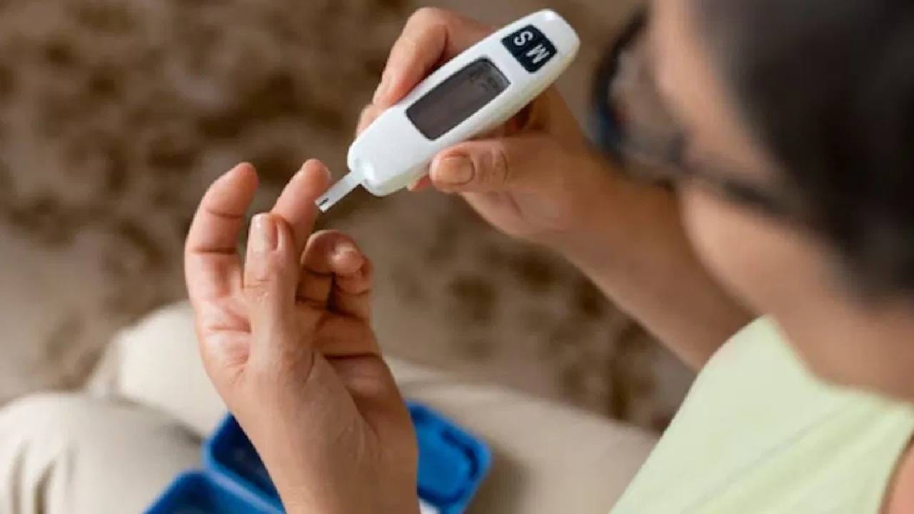 मधुमेहाच्या रूग्णासाठी पालक सर्वात महत्वाची ठरते. पालकचा दररोजच्या आहारात समावेश केल्याने मधुमेहाची समस्या आरामात दूर होते. हे आरोग्यासाठी फायदेशीर आहे. 