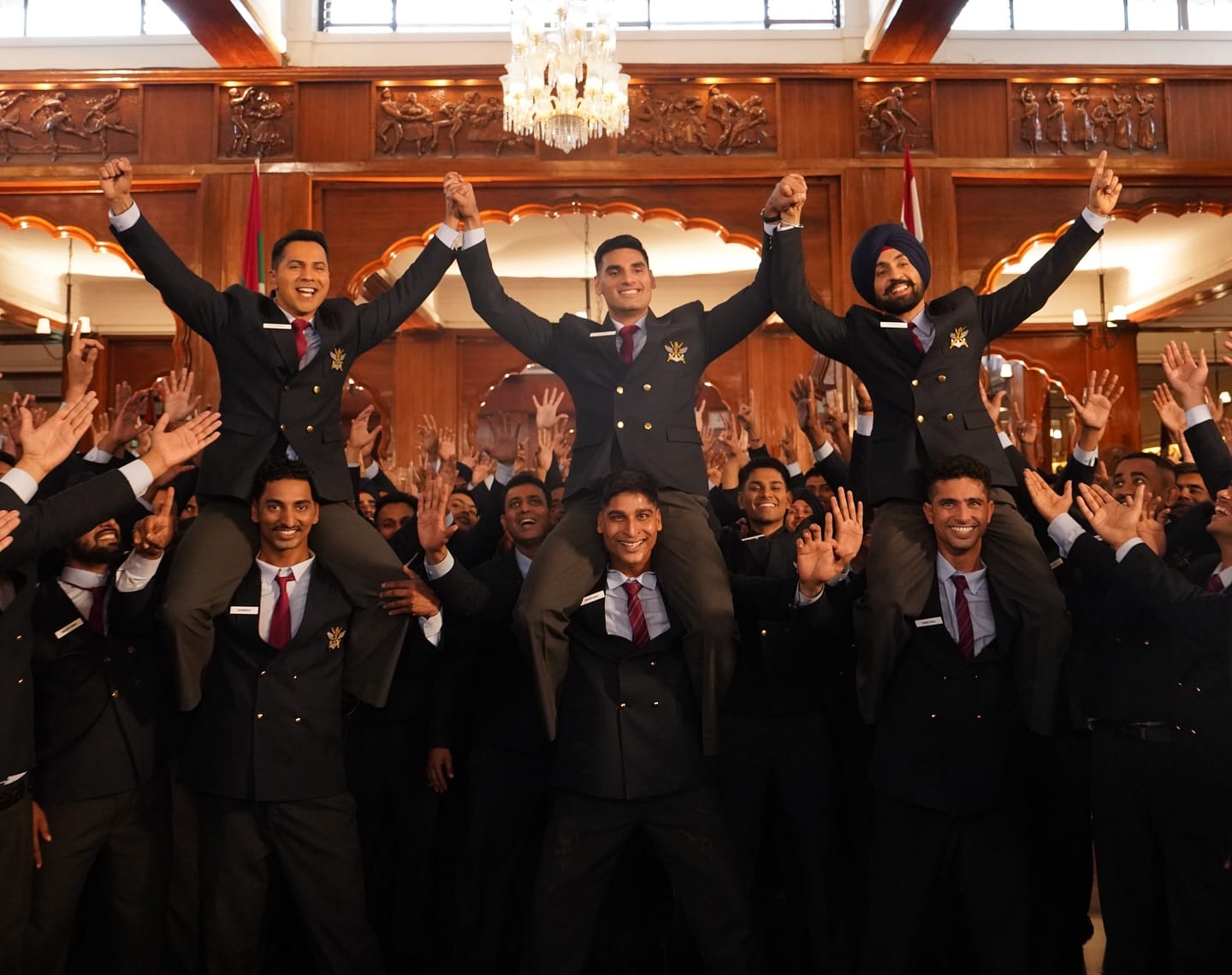 सुनील शेट्टीची पत्नी माना, मुलगी अथिया आणि जावई केएल राहुल यांनी अहानसोबत बॉर्डर 2 चित्रपट बघितला. मिड डे च्या वृत्तानुसार सुनील शेट्टी त्या दिवशी साडेतीन तास थिएटर बाहेर बसून होता. येणाऱ्यांच्या शुभेच्छा स्वीकारल्या. पण तो थिएटरच्या आत गेला नाही. 