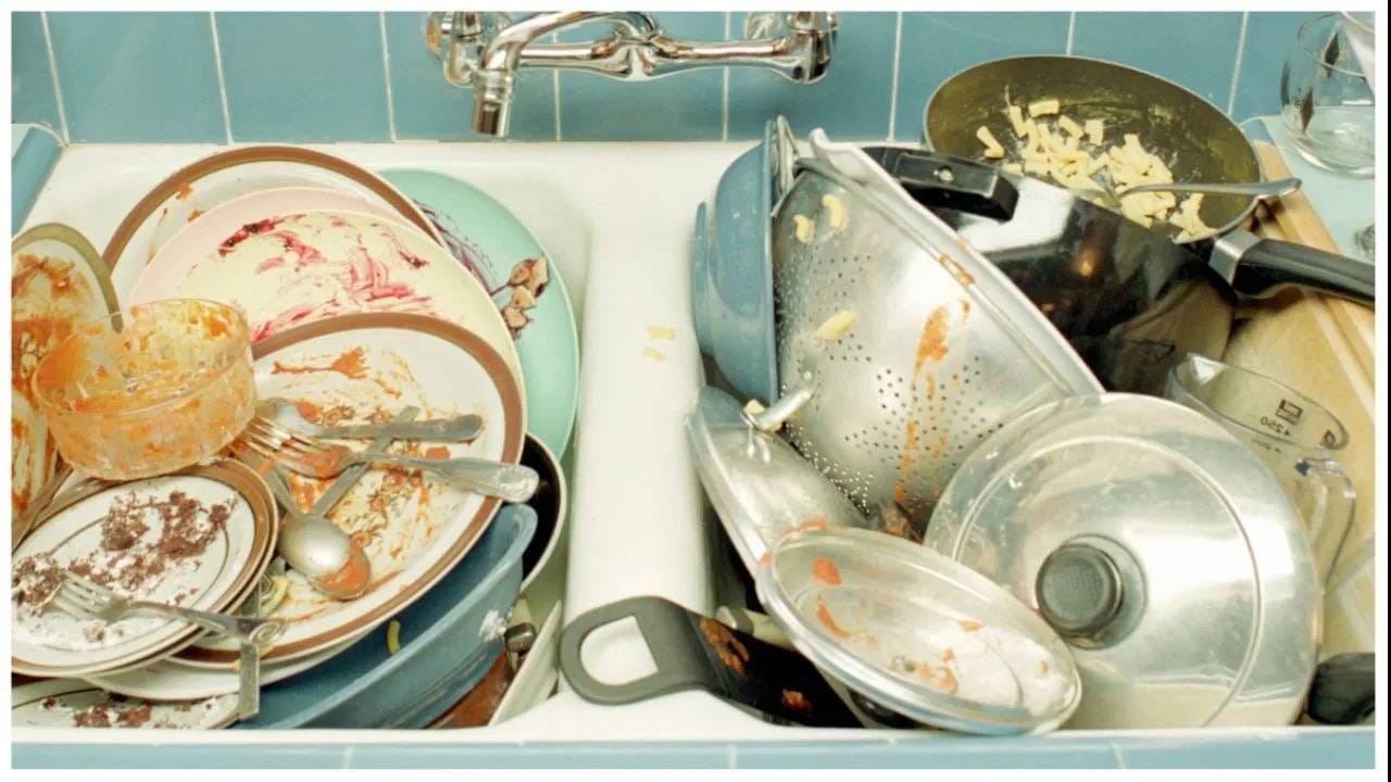 रात्रीची खरकटी भांडी : वास्तुशास्त्रानुसार सकाळी उठल्यानंतर लगेच स्वयंपाकघरातील खरकटी, न धुतलेली भांडी पाहणे शुभ नाही. त्यामुळे उठल्यानंतर लगेच स्वयंपाकघरातील खरकटी भांडी पाहू नये. असे केल्याने घरात दुःख आणि दारिद्र्य येते.