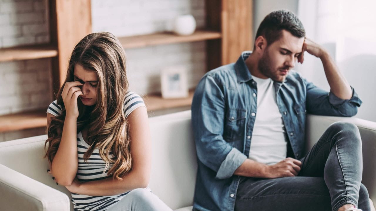 संवादाचा अभाव : हे सर्वात मोठे कारण मानले जाते. जेव्हा जोडीदारांमध्ये सातत्याने वाद होतात किंवा ते एकमेकांशी मोकळेपणाने बोलणे बंद करतात, तेव्हा नात्यात दुरावा निर्माण होतो. भावना व्यक्त न केल्यामुळे गैरसमज वाढतात आणि शेवटी नाते तुटण्यापर्यंत पोहोचते.