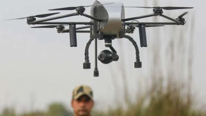 तुर्कीएकडे सर्वाधिक चर्चेत असलेला आणि सर्वात भेदक मारा करणारा Bayraktar TB2 हा ड्रोन आहे. हा ड्रोन सलग 27 तासांपर्यंत उड्डाण करू शकतो. तसेच तो 25000 फूट उंचीवर जाऊनही टार्गेटला लक्ष्य करू शकतो. चार लेझर गाईडेड बॉम्ब किंवा क्षेपणास्त्र घेऊन जाण्यात सक्षम आहे. लाईव्ह टार्गेटिंग आणि रियल टाईम फिडबॅक यामुळेही तुर्कीएचा हा ड्रोन जगभरात चर्चेत असतो. 