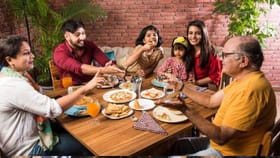 जेवताना बोलणे म्हणजे सर्वात मोठी चूक, तुम्ही स्वत:लाच टाकताय संकटात!.