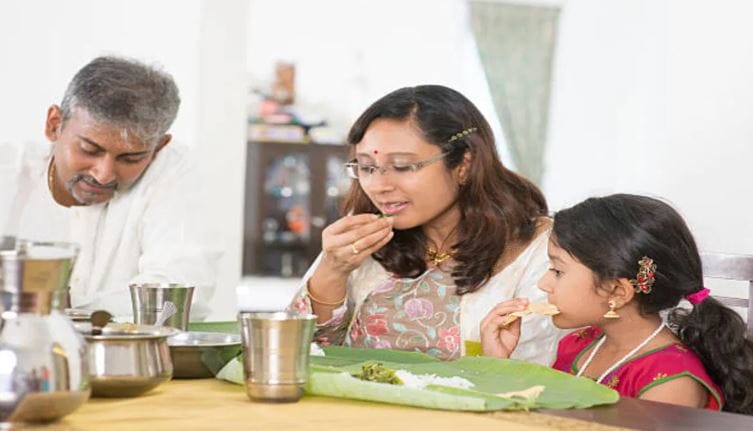 जेवताना बोलू नये असे सर्रास सांगितले जाते. परंतु आपण ते एकत नाही. त्यामुळे मोठे नुकसान होण्याची शक्यता असते. जेवण करताना आपण बोलत असू तर ते कमी प्रमाणात बारीक होते. त्यामुळे अन्न बारीक न झाल्याने तुम्हाला अॅसिडीटी, ब्लॉटिंग, गॅस अशा समस्या जाणवू शकतात. 