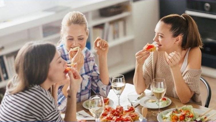 जेवण करताना आपण बोलत राहिलो तर तोंडावाटे हवादेखील पोटात जाते. त्यामुळे ढेकर येतात. सोबतच जेवण करताना बोलत राहिल्यामुळे अन्न श्वसननलिकेत अडकण्याची शक्यता जास्त असते. या उलट शांतपणे, बडबड न करता जेवण केल्यास तुम्हाला अनेक फायदे होऊ शकतात.