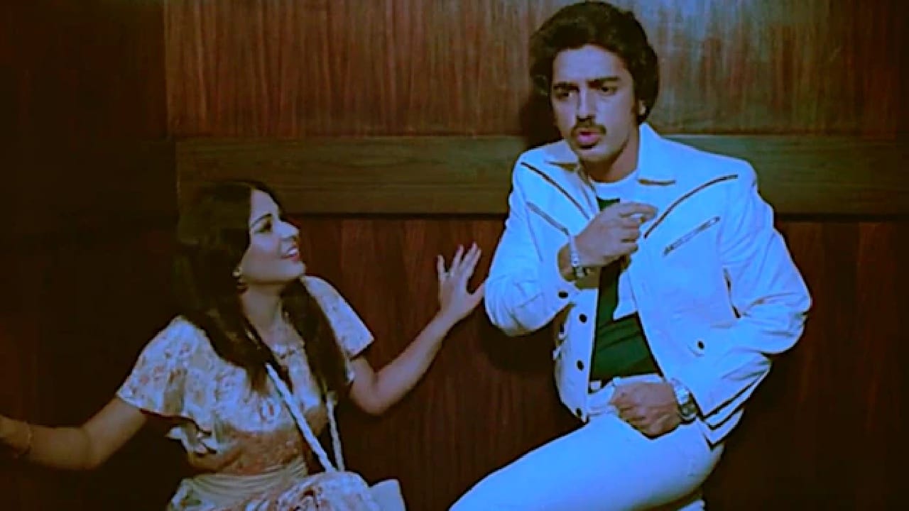 आम्ही 1981 साली प्रदर्शित झालेल्या ‘एक दूजे के लिए’ या चित्रपटाबद्दल बोलत आहोत. या चित्रपटाच्या प्रदर्शनापूर्वी अनेकांनी दिग्दर्शकांना शेवट बदलण्याचा सल्ला दिला. चित्रपटातील क्लायमॅक्समुळे प्रेक्षक नाराज होतील, अशी भीती व्यक्त करण्यात आली होती. पण दिग्दर्शकांनी कोणताही बदल न करता मूळ कथेशी प्रामाणिक राहण्याचा निर्णय घेतला. परिणामी, हा चित्रपट त्या वर्षातील प्रचंड सुपरहिट ठरला.