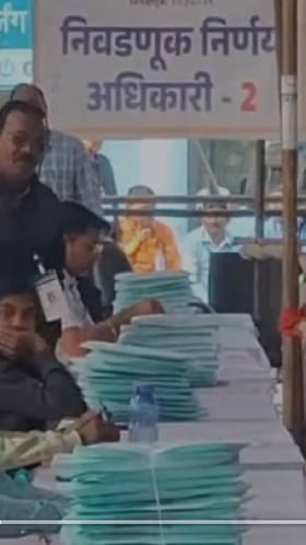 चंद्रपूर - उद्याच्या मतदानासाठी ईव्हीएम रवाना व्हायला सुरुवात