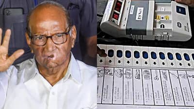 बटण दाबलं तरी लाईट लागेना... पुण्यातील मतदान केंद्रावर गोंधळ; राष्ट्रवादीच्या नेत्याने घेतला आक्षेप