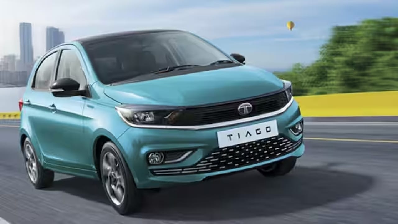जर तुम्हाला इंधन कार्यक्षमतेला प्राधान्य देणाऱ्या किंवा इलेक्ट्रिक कार घेयची असेल तर टाटा टियागो ही एक उत्तम पर्याय आहे. ही कार पेट्रोल आणि सीएनजीमध्ये येते. 