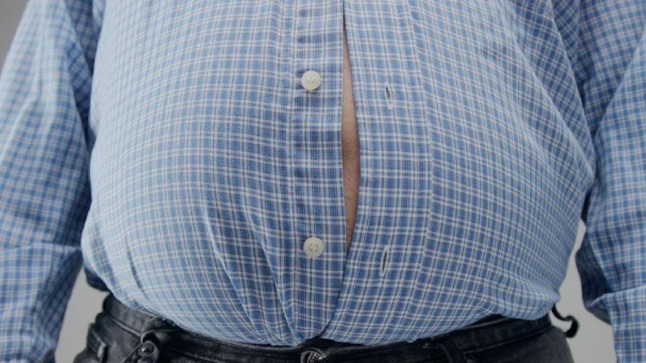 तज्ञांच्या सांगण्यानुसार, व्हिसेरल फॅट किंवा पोटातील चरबीचा रक्तदाबाशी संबंध आहे. वाढत्या कंबरेमुळे हार्मोनल बदल, जळजळ आणि मूत्रपिंडात सोडियम साठू शकतं. म्हणूनच बऱ्याच प्रकरणांमध्ये वजनापेक्षा कंबरेचा आकार हे रक्तदाबाचे चांगले सूचक मानले जाते.