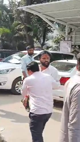 भाजपाच्या दोन पदाधिकाऱ्यांमध्ये हाणामारी.