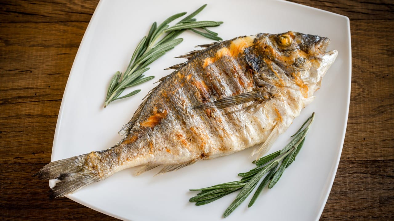 आजच्या धावपळीच्या जीवनशैलीत वाढते वजन ही अनेकांसाठी एक गंभीर समस्या बनली आहे. वजन कमी करण्यासाठी व्यायामासोबतच उत्तम आहार असणे गरजेचे असते. प्रथिनांचा स्रोत म्हणून मांसाहारी आहारात चिकन आणि मासे या दोघांनाही विशेष महत्त्व आहे.