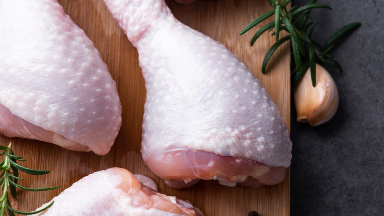 चिकनच्या तुलनेत माशांमध्ये कॅलरीज कमी असतात. ते पचायला अत्यंत हलके असतात. पांढरे मासे किंवा ग्रिल्ड मासे आहारात समाविष्ट केल्यास पोटाचा घेर कमी होण्यास लवकर मदत होते.