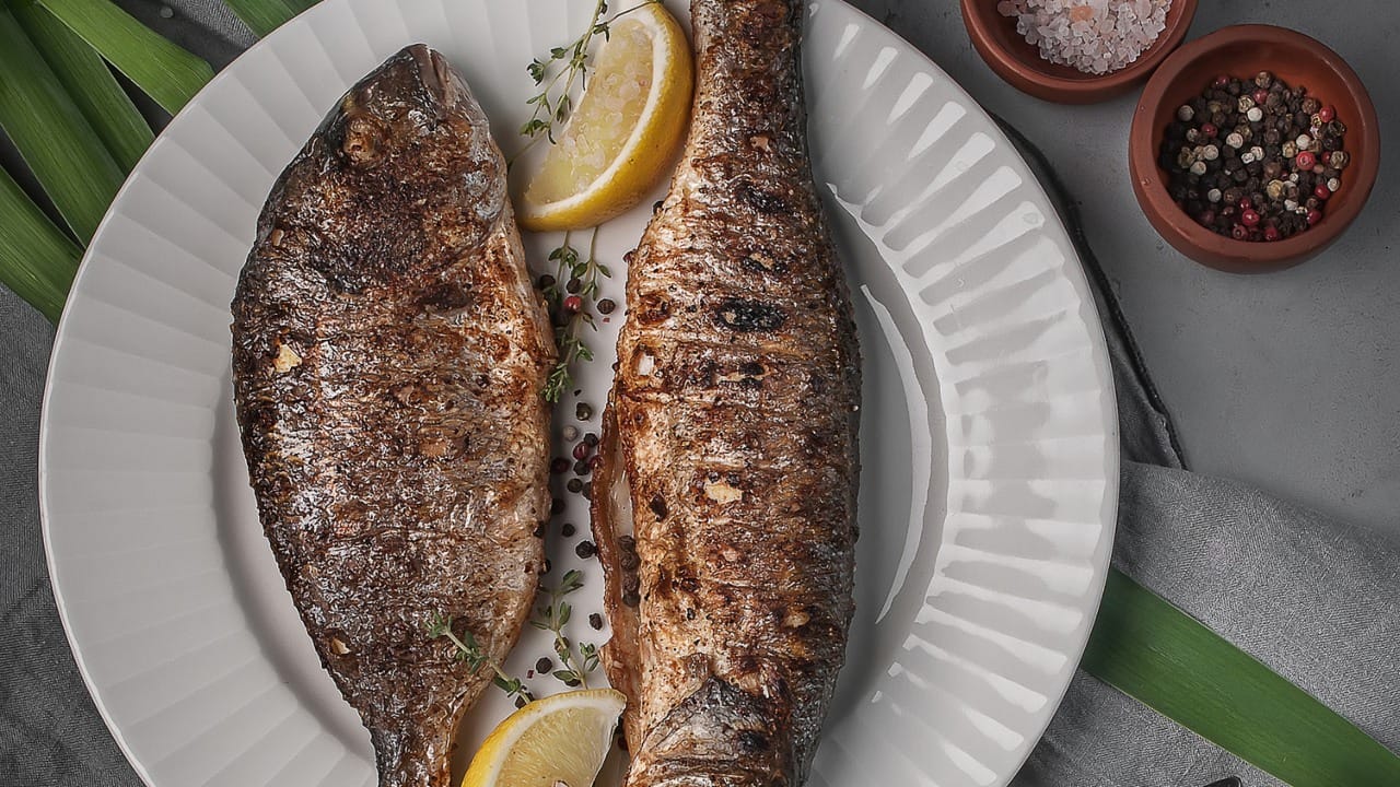 जर तुमचे उद्दिष्ट केवळ वजन कमी करणे असेल, तर तुम्ही मासे खाण्याला पहिली पसंती द्यायला हवी. माशांमध्ये प्रामुख्याने ओमेगा-३ फॅटी ॲसिड असते. हे फॅटी ॲसिड शरीरातील अतिरिक्त चरबी जाळण्यास आणि मेटाबॉलिझ्म सुधारण्यास मदत करते.