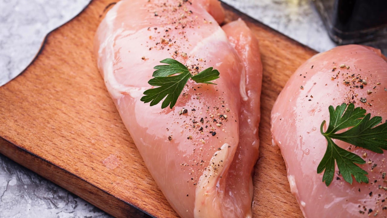 मात्र, या दोघांपैकी वजन कमी करण्यासाठी नक्की काय खावे, याबाबत अनेकदा संभ्रम निर्माण होतो. आहारतज्ज्ञांच्या मते, हे दोन्ही घटक प्रथिनांचे (Protein) उत्तम स्रोत असले, तरी वजन घटवण्याच्या प्रक्रियेत त्यांचे परिणाम वेगवेगळे असू शकतात.