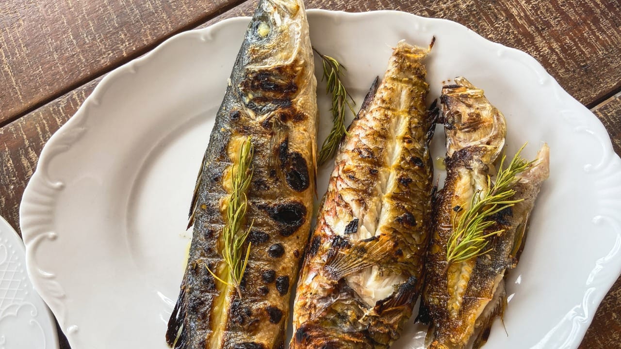 तर दुसरीकडे जे लोक जिममध्ये व्यायाम करतात किंवा ज्यांना स्नायूंची (Muscles) वाढ करायची आहे, त्यांच्यासाठी चिकन ब्रेस्ट हा प्रथिनांचा सर्वोत्तम स्रोत आहे. चिकनमध्ये माशांपेक्षा अधिक प्रमाणात प्रथिने असतात.