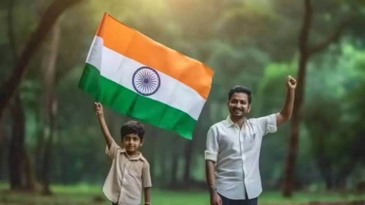 ध्वजारोहण आणि ध्वज फडकावणे यात फरक : 15 ऑगस्ट, स्वातंत्र्यदिनी ध्वजारोहण समारंभ होतो. 1947 मध्ये याच दिवशी भारतातील ब्रिटिश राजवटीचा ध्वज उतरवण्यात आला आणि राष्ट्रीय ध्वज फडकवण्यात आला. जेव्हा राष्ट्रध्वज खालून ध्वजस्तंभाच्या वरच्या बाजूला उंचावला जातो तेव्हा त्याला ध्वजारोहण म्हणतात.